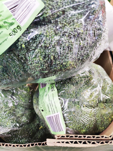 требования к безопасности материалов, контактирующих с пищевыми продуктами Все материалы, контактирующие с пищевыми продуктами, производимые и продаваемые в ЕС, включая переработанные, подпадают под действие регламента (ЕС) 1935/2004 и регламента GMP (ЕС) 2023/2006, которые устанавливают общие принципы безопасности материалов и надлежащей производственной практики материалы должны быть достаточно инертными, чтобы не переносить химические вещества в пищевые продукты в таких количествах, которые могут представлять опасность для здоровья человека, вызывать ненадлежащие изменения состава или ухудшать сенсорные свойства На практике инертность оценивается с помощью пределов миграции или концентрации конкретных веществ, в дополнение к которым к пластиковым FCM применяется общий предел миграции